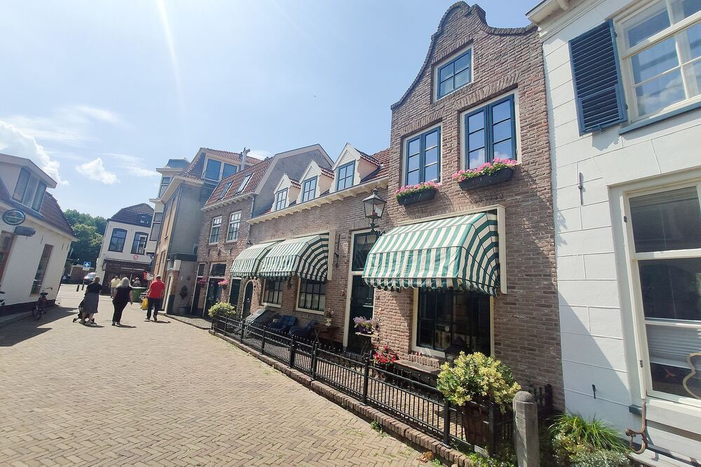 Winkelend publiek in de historische Smeepoortstraat in Harderwijk