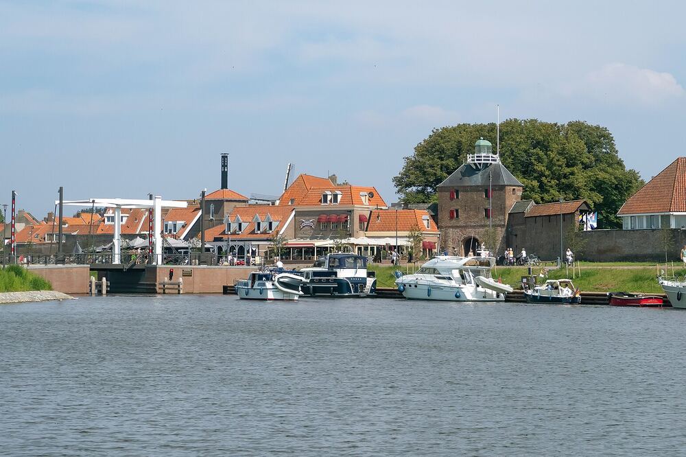 De historische haven van Harderwijk met boten en de Vischpoort