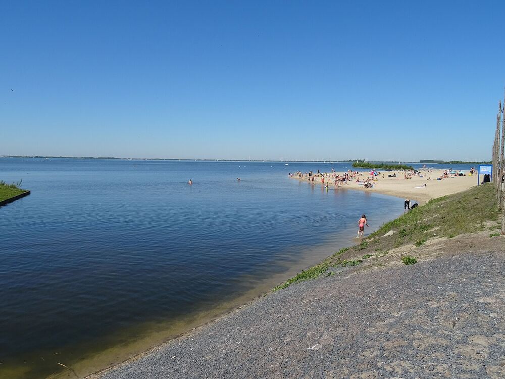 Badgasten op het strand van Harderwijk aan het Veluwemeer